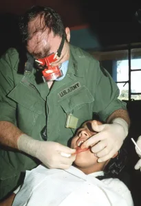 Qu'est-ce que l'extraction dentaire pédiatrique : aperçu, avantages et résultats attendus