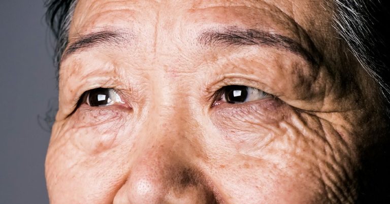 Macular Pucker vs. Macular Degeneration: Symptoms and More