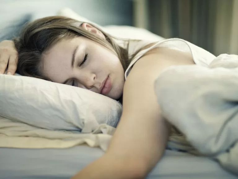 Comment faire la plus grande sieste de votre vie : un guide complet Jeune femme qui dort